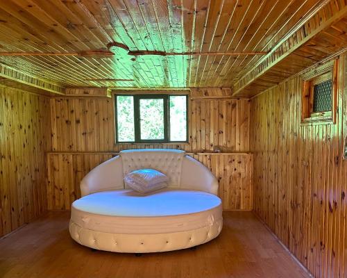 a room with a bed in a wooden house at Holiday house in nature in Keda