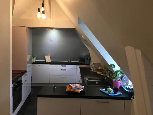 - une cuisine avec un comptoir et un escalier dans une pièce dans l'établissement Le Square : appartement climatisé en centre ville, à Poitiers