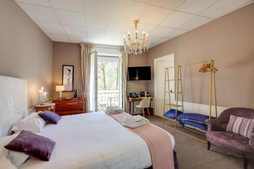 Postel nebo postele na pokoji v ubytování BRIT HOTEL & SPA Le Roc au Chien