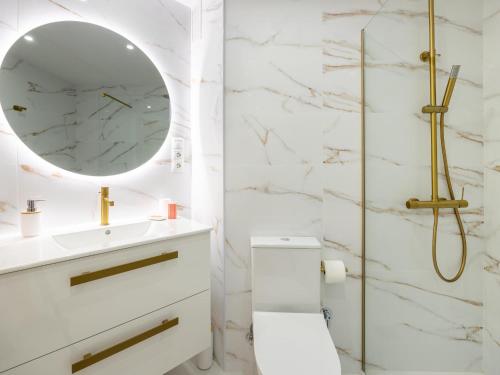 a bathroom with a sink and a mirror at Torremolinos Centro Apartamento con parking y playa a 5 min, wifi alta velocidad in Torremolinos