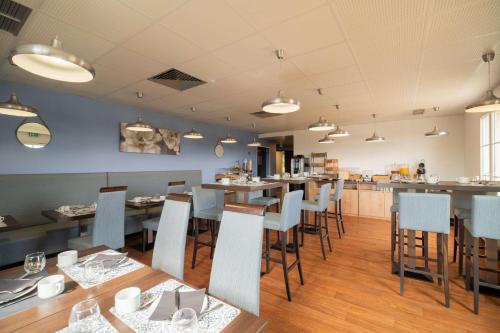 En restaurant eller et andet spisested på Brit Hotel Confort - La Tour Blanche