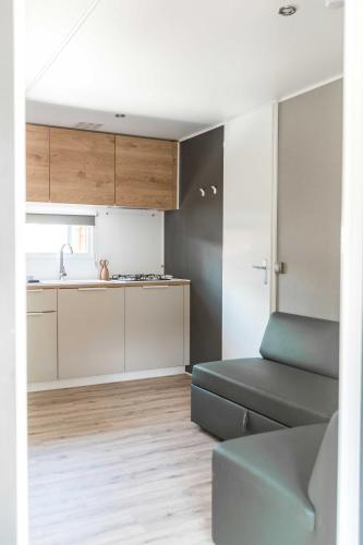 Una cocina o cocineta en Nova Lodges