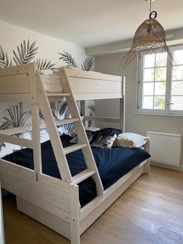une chambre avec un lit superposé avec une échelle dans l'établissement Le Touquet - Villa de vacances proche plage, à Le Touquet-Paris-Plage