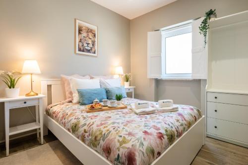 Ένα ή περισσότερα κρεβάτια σε δωμάτιο στο Host Wise - Terrace Delight House w Private Jacuzzi