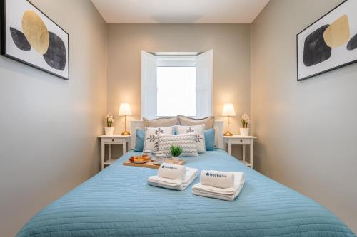 Ένα ή περισσότερα κρεβάτια σε δωμάτιο στο Host Wise - Terrace Delight House w Private Jacuzzi