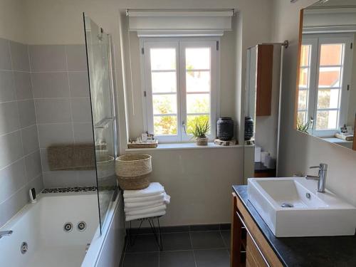 une salle de bain avec une baignoire, un lavabo et une douche dans l'établissement Le Touquet - Villa de vacances proche plage, à Le Touquet-Paris-Plage