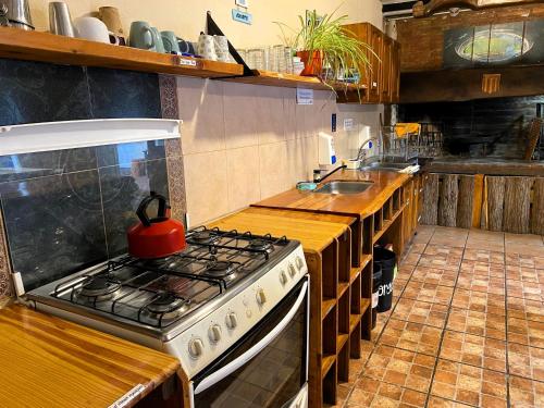 Una cocina o zona de cocina en Hostel Cosmo