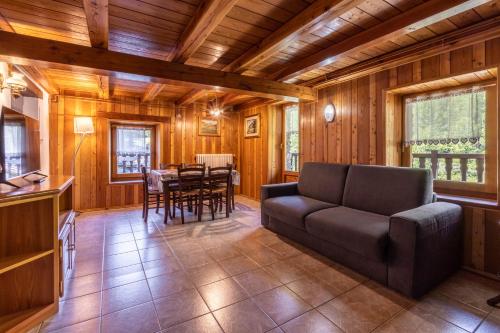 a living room with a couch and a table at Seconda stella a destra in Valgrisenche
