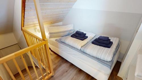 a bunk bed with blue towels on top of it at Skyloft Seeliebe in Markelfingen