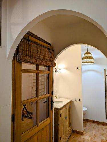 une salle de bain avec un lavabo et des toilettes et une porte dans l'établissement Villa des Oliviers, à Sanary-sur-Mer
