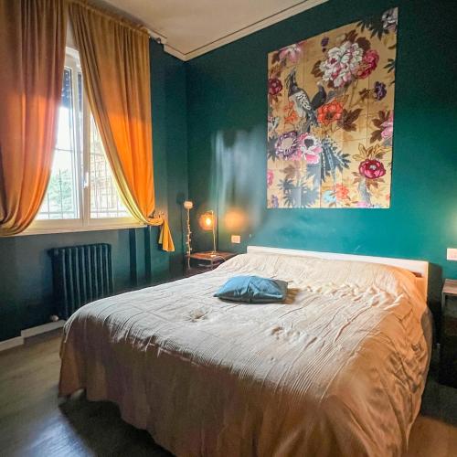 a bedroom with a bed and a painting on the wall at B&B La Fontana in Spilamberto