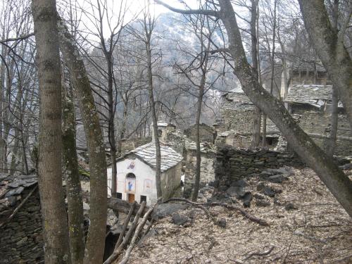 an old stone house in the woods at LA CASA DEI NONNI con SPA privata su richiesta in Pont Canavese
