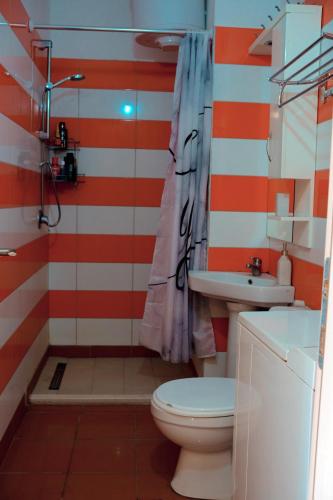 Kylpyhuone majoituspaikassa Halluni Apartment