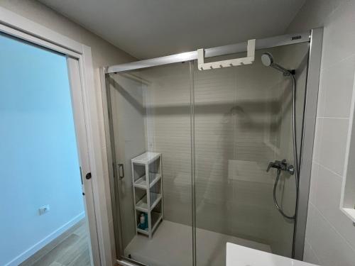 a shower with a glass door in a bathroom at Los Flamencos - Playa Paraíso - Calle Bomilcar in Cartagena