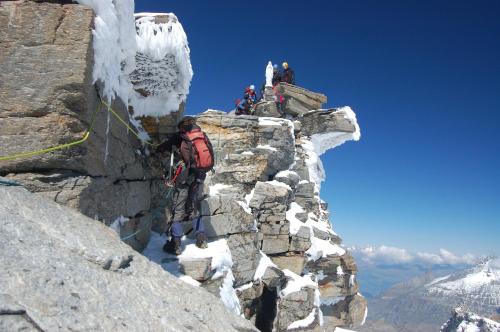 a group of people on a snowy mountain at LA CASA DEI NONNI con SPA privata su richiesta in Pont Canavese