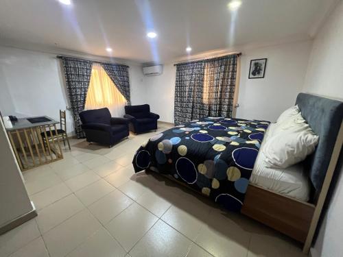 Un dormitorio con una cama y una sala de estar. en Kings place, en Lagos