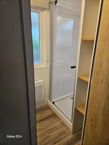 Una puerta que conduce a una habitación con armario en Mobil-home 949, en Les Mathes