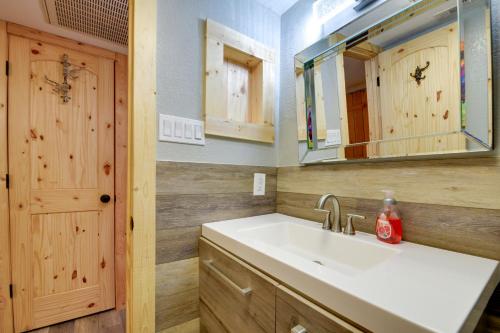 Ένα μπάνιο στο Fort Worth Home with Patio 5 Mi to Dtwn!