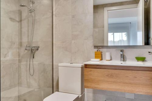 a bathroom with a shower and a toilet and a sink at Retiro Glamuroso,Piscina,Terraza,10min dist playa in Jávea