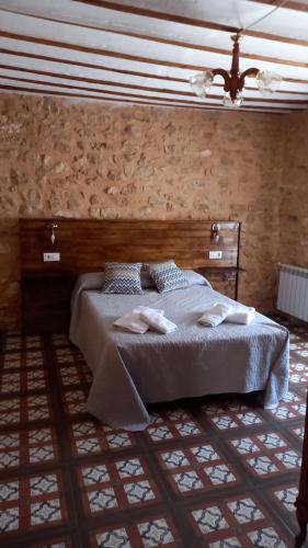 una camera da letto con un letto con asciugamani sopra di Casa rural Santa Catalina a Vara de Rey