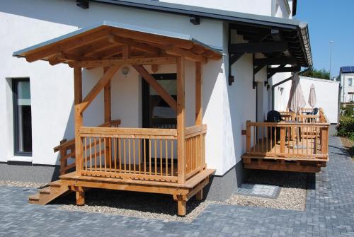 a wooden gazebo on the side of a building at Ferienwohnung direkt in Sassnitz in Sassnitz