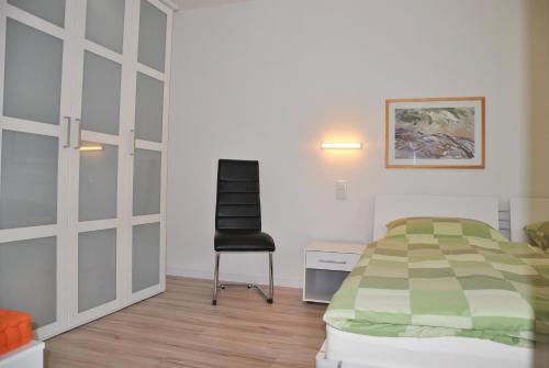 a bedroom with a bed and a desk and a chair at Ferienwohnung direkt in Sassnitz in Sassnitz