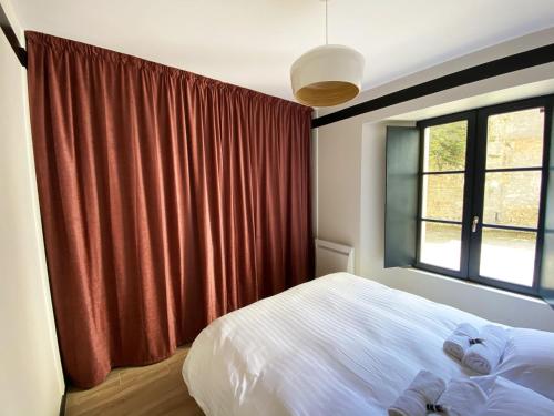 une chambre avec un lit blanc et une fenêtre dans l'établissement Le Céleste: Hypercentre, quiet and parking, à Poitiers