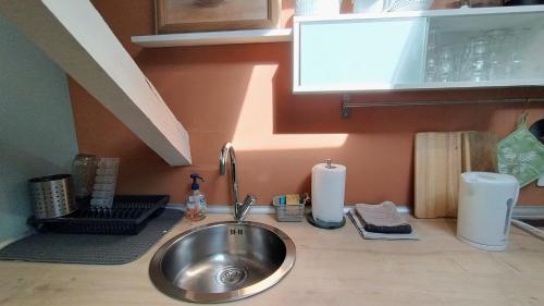 a kitchen counter with a sink and a window at 16 Bis-Gîte-Hôtel-Appartement in Marssac-sur-Tarn