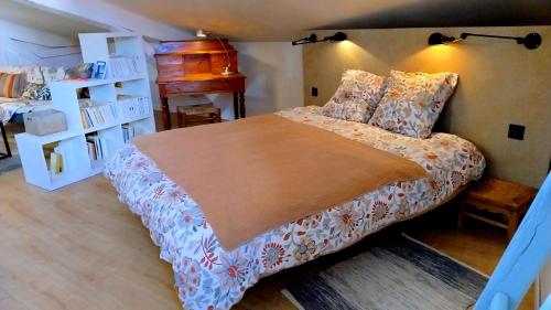 a bedroom with a large bed in a room at 16 Bis-Gîte-Hôtel-Appartement in Marssac-sur-Tarn