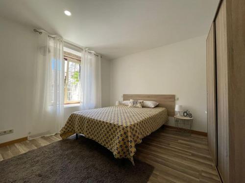 una camera da letto con un letto e una finestra di Quinta do Paço - Casa do Caseiro a Vila Verde