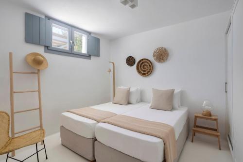 Posteľ alebo postele v izbe v ubytovaní Villa Ellie, private pool & seaview by Naxos Dunes