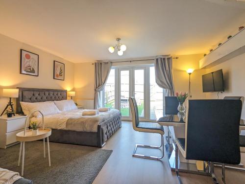 a bedroom with a bed and a desk with a chair at Large 4-Bedrooms House Near Centre Free Parking in Liverpool