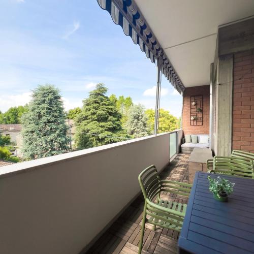 a balcony with a blue table and chairs at B&B La Fontana in Spilamberto