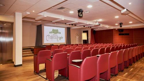 a conference room with red chairs and a screen at Studio résidence touristique 3 étoiles in Le Mée-sur-Seine