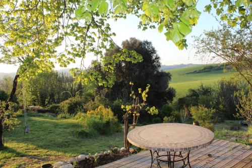 Un jardín fuera de Gite des Bois du Charme