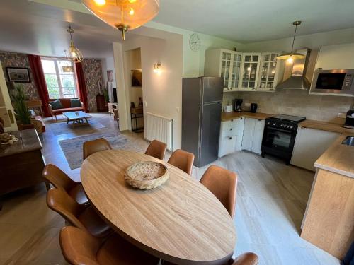 Кухня или мини-кухня в Appartement RDC avec jardin au cœur de Barbizon 2 a 6 personnes
