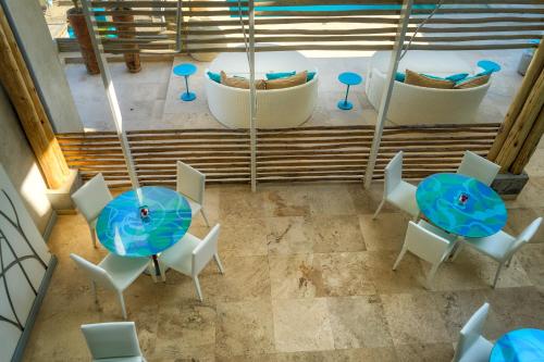 an overhead view of a restaurant with tables and chairs at DCO Suites Lounge & Spa in Máncora