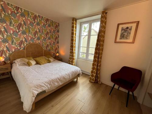 a bedroom with a bed and a large window at Appartement Terrasse Barbizon in Barbizon