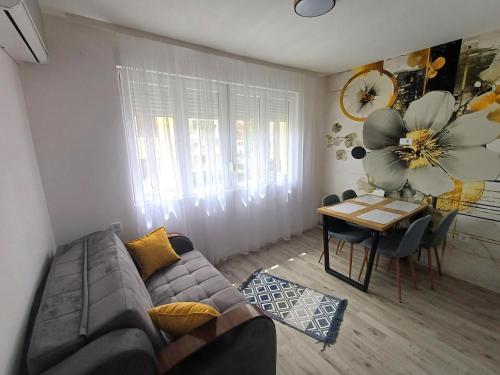 a living room with a couch and a table at Eva apartman in Gornji Milanovac