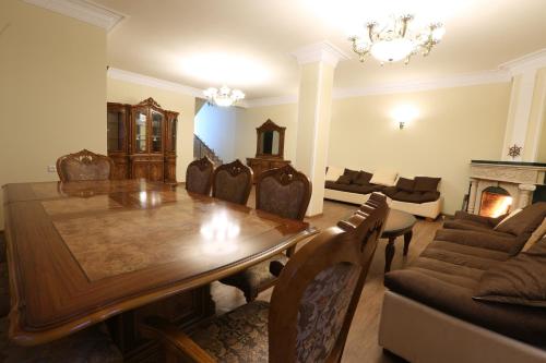 un soggiorno con tavolo da pranzo e divano di Holiday Home On Harutyunyan a Tsaghkadzor