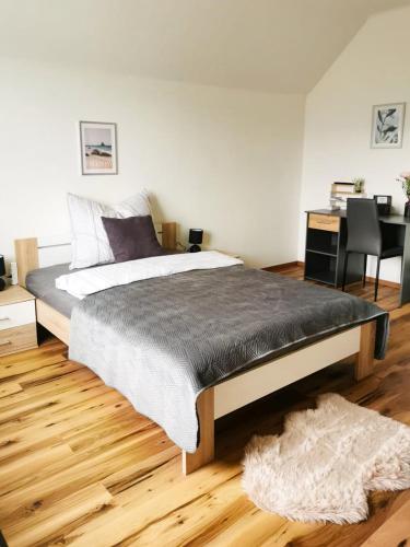 Una cama o camas en una habitación de Ferienwohnungen Herschel