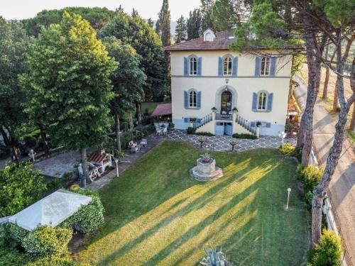 an aerial view of a house with a yard at Relais Villa Al Vento in Incisa in Valdarno