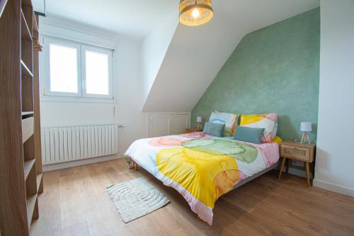 - une chambre dotée d'un lit avec un mur vert dans l'établissement Maison d'Heol I Grande terrasse & vue mer, à Crozon