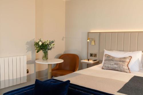 Ein Bett oder Betten in einem Zimmer der Unterkunft The Address Sligo