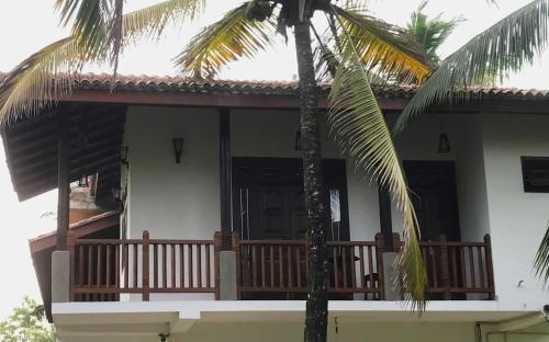 Un balcón o terraza en Cinnamon Lagoon Villas