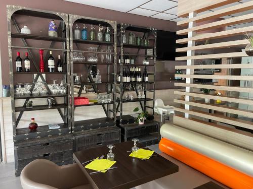 Nápoje v ubytování Cit'Hotel Le Chêne Vert