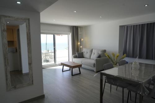 Apartamento frente al mar con una amplia terraza y vistas a la bahía