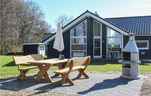 stół piknikowy i parasol obok domu w obiekcie Cozy Home In Krems Iiwarderbrück w mieście Göls