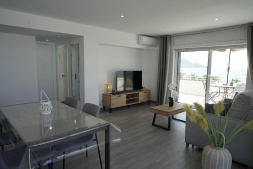 Apartamento frente al mar con una amplia terraza y vistas a la bahía