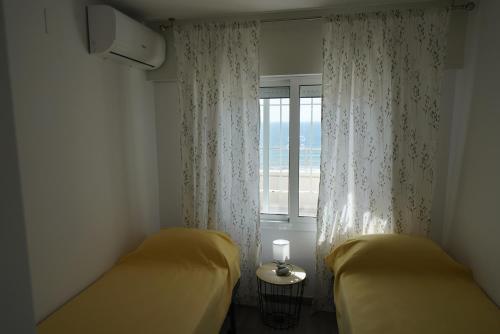 Apartamento frente al mar con una amplia terraza y vistas a la bahía